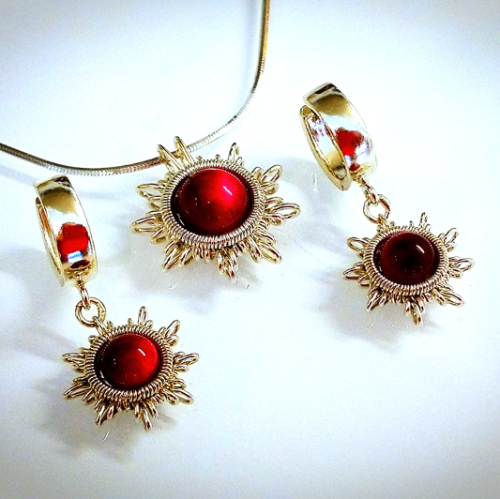 Strieborný drôtikovaná súprava, náušnice a náhrdelník s Tigrím okom Magenta.