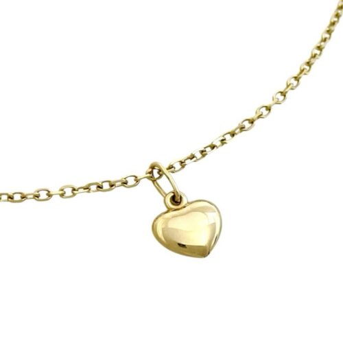 Zlatá retiazka a prívesok srdce.