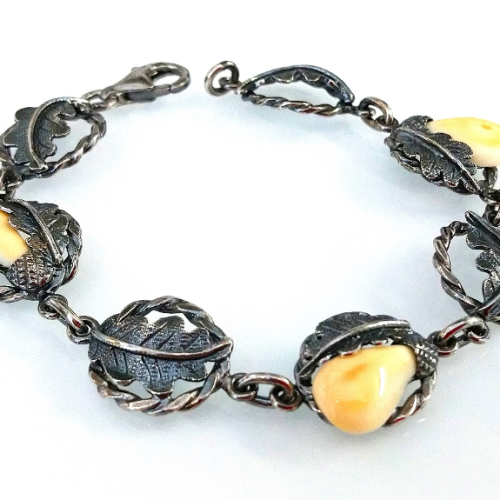 Poľovnícky šperk - Dámsky strieborný náramok s motívom žaluďov a dubových lístkov, s prírodnými jeleními grandlami.