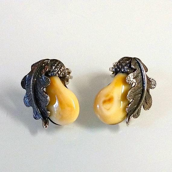 Poľovnícky šperk - strieborné náušnice v tvare žaluďa s dubovým lístkom a prírodnými jeleními grandlami.