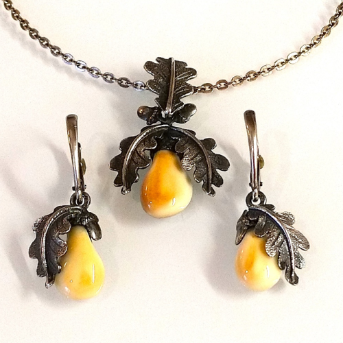 Poľovnícke šperky - prívesok a náušnice s motývom dubových lístkov a jeleními grandlami.