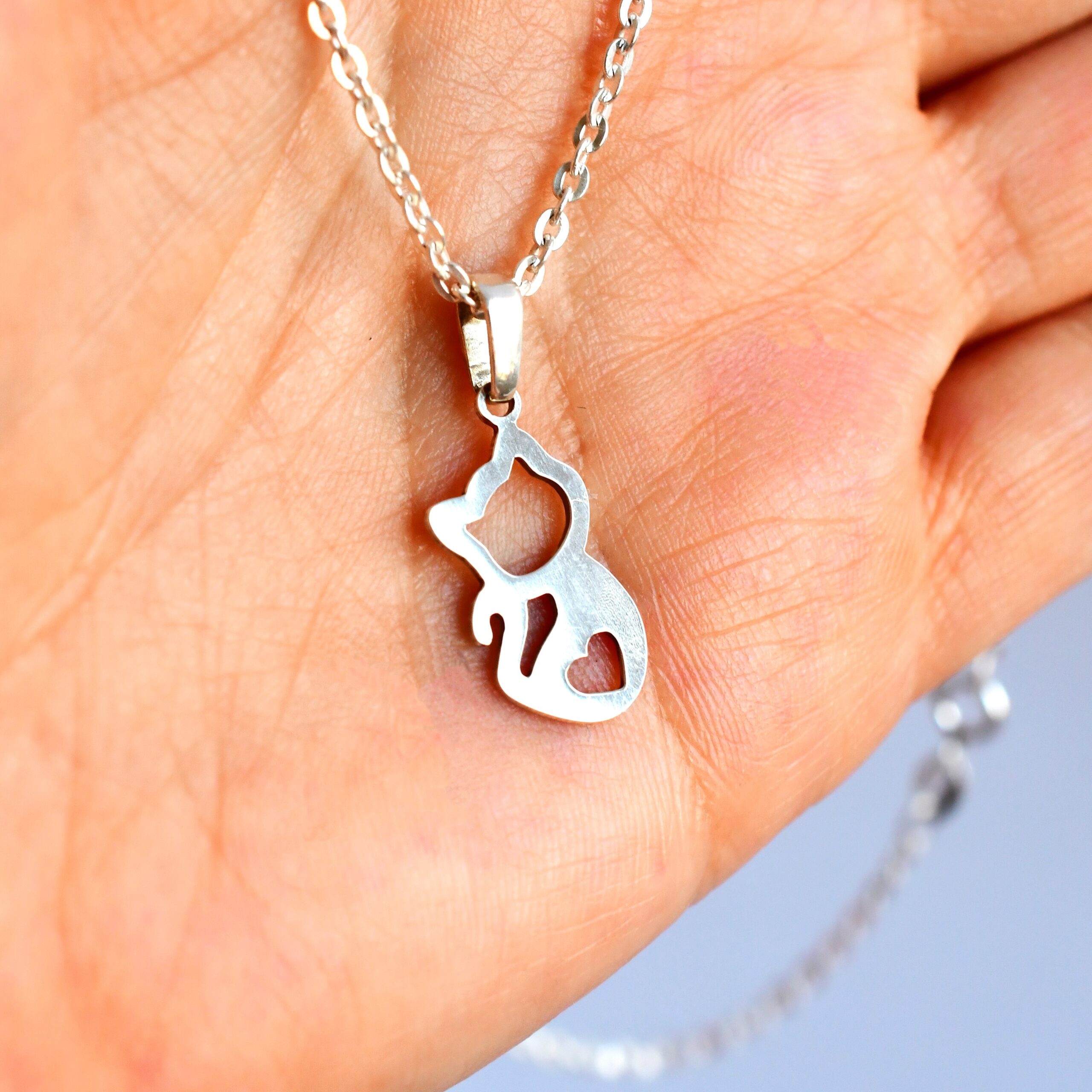 DSC_3060 stvorec Strieborný náhrdelník so siluetou mačky so srdiečkom.