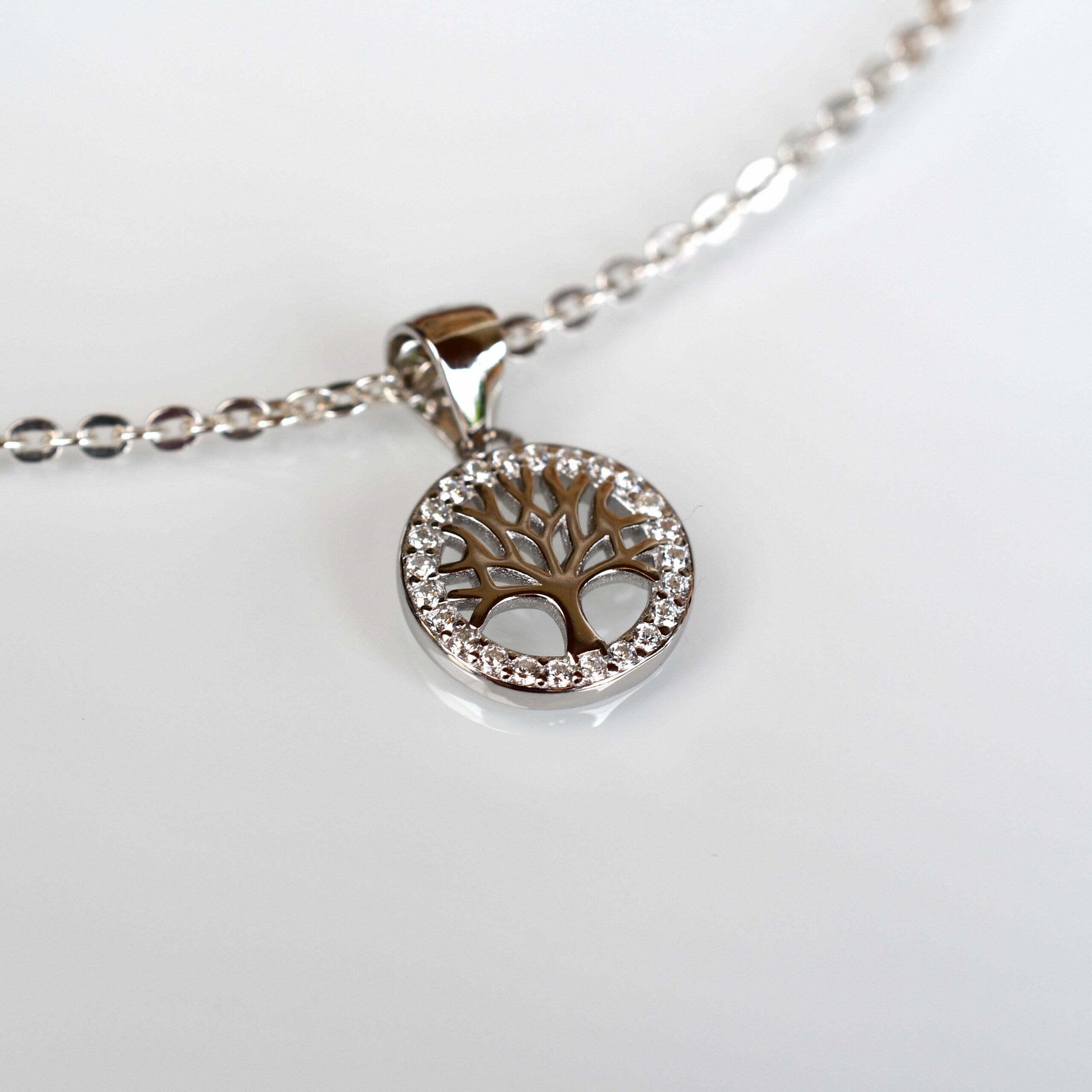Strom života štvorec Strieborný prívesok Strom života s obrubou s malými zirkónmi na striebornej retiazke.