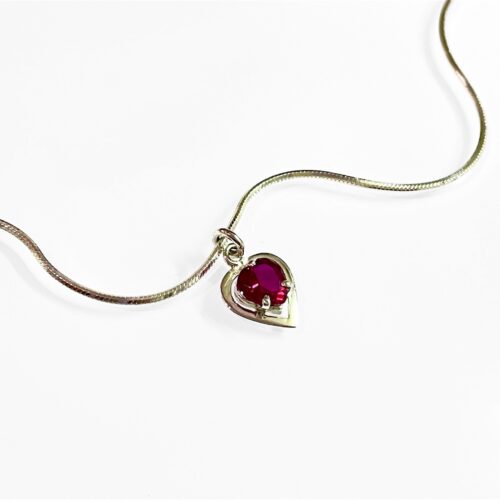 Strieborný prívesok v tvare srdca (syntetic.rubín)