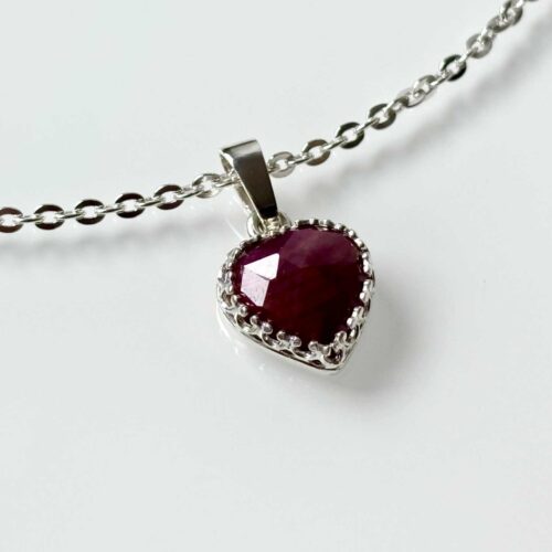 Strieborný prívesok "Srdce s rubínom"